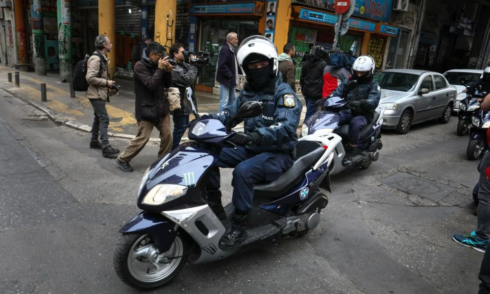 «Σκούπα» στη Μενάνδρου! Νέα επιχείρηση με συλλήψεις και προσαγωγές